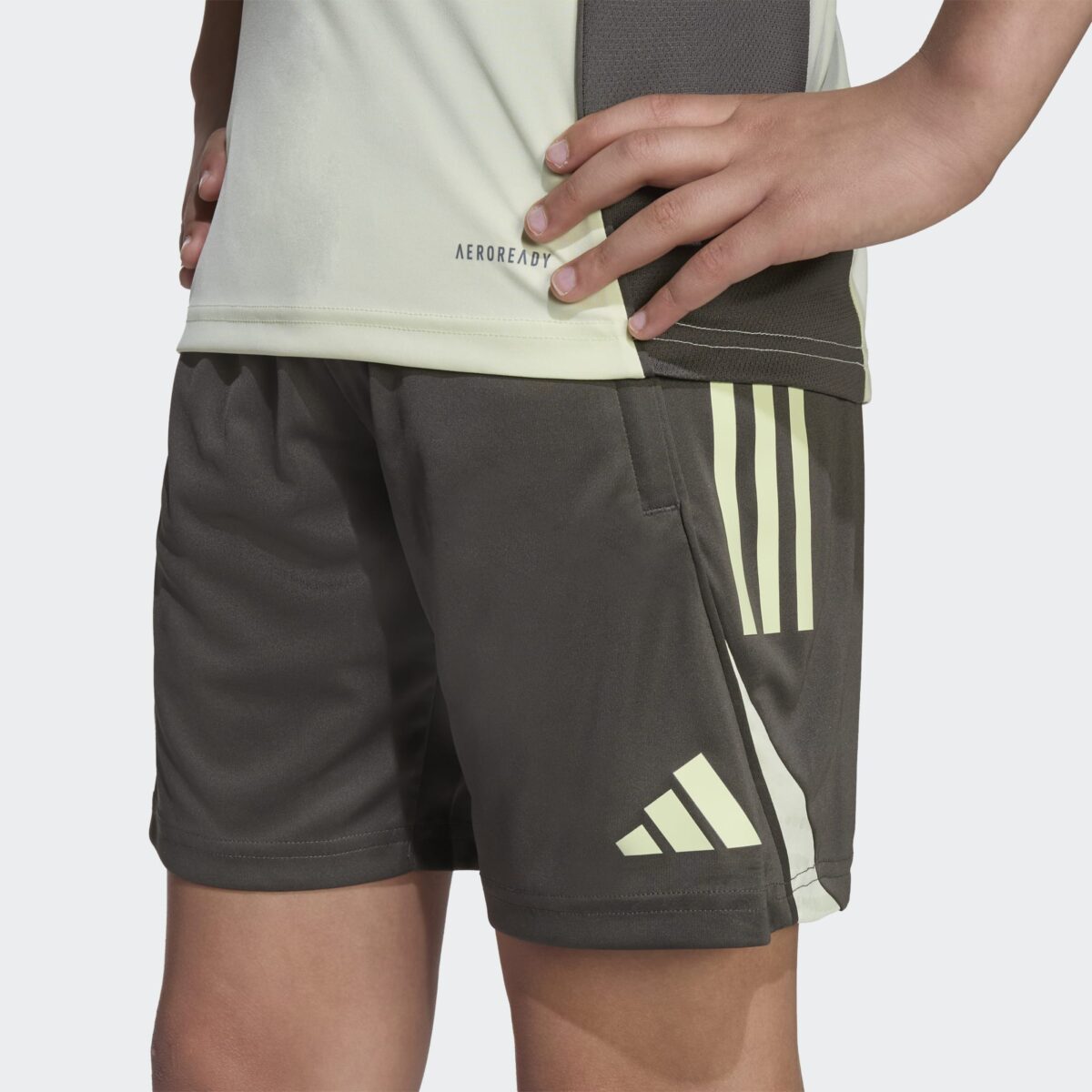 ADIDAS Real Madrid Tiro 25 Competition Short d'entrainement kaki – Image 2